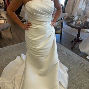 Elegant White Strapless Wedding Dress